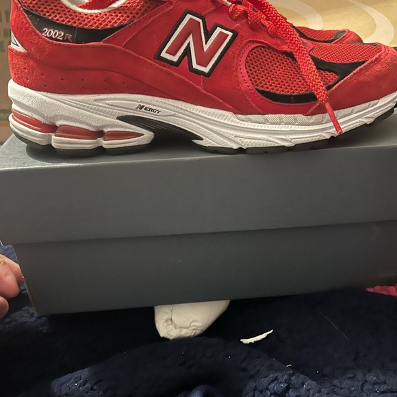 Men new balance 2002r size 7.5 red n black - Picture 4 of 6